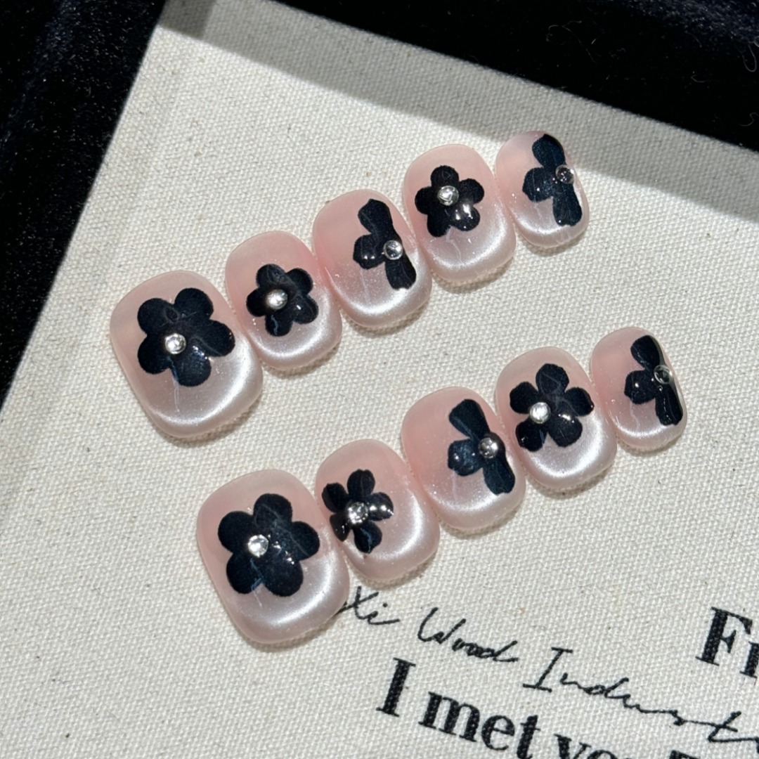 Resin Art Using Flowers - 10個入り手作りプレスショートラウンドネイルアート、美しいフェイクネイル、光沢のあるピンクのキャッツアイブラックフラワー、女性が使用するのに適しています